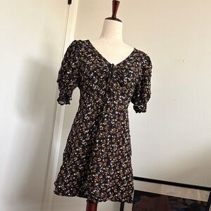 Ditsy Floral V-Neck Mini Dress with elastic Half Sleeve